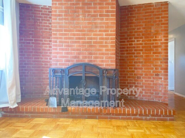 Foto del edificio - 5230 NE Laurel Dr