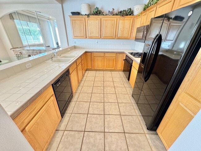 Building Photo - MOVE IN SPECIAL WITH THIS BEAUTIFUL GATED COMMUNITY - TOP FLOOR CONDO WITH BALCONY IN SUMMERLIN