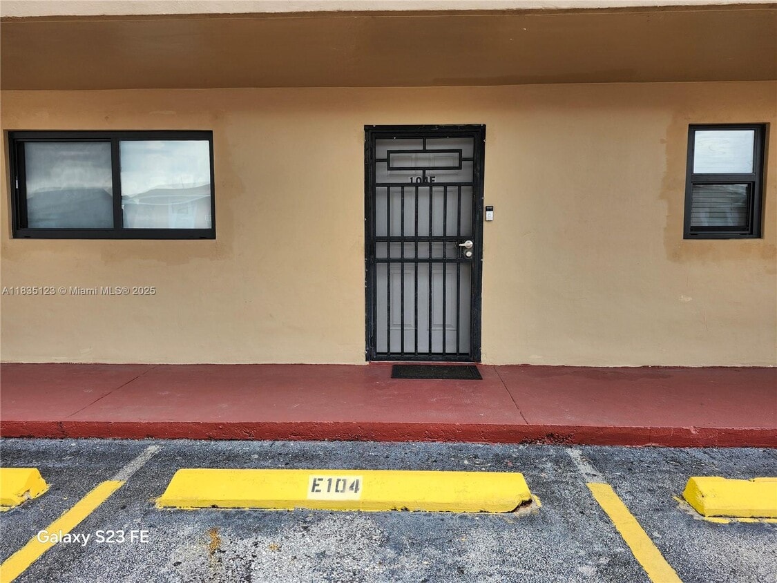 Primary Photo - 2325 W 60th St