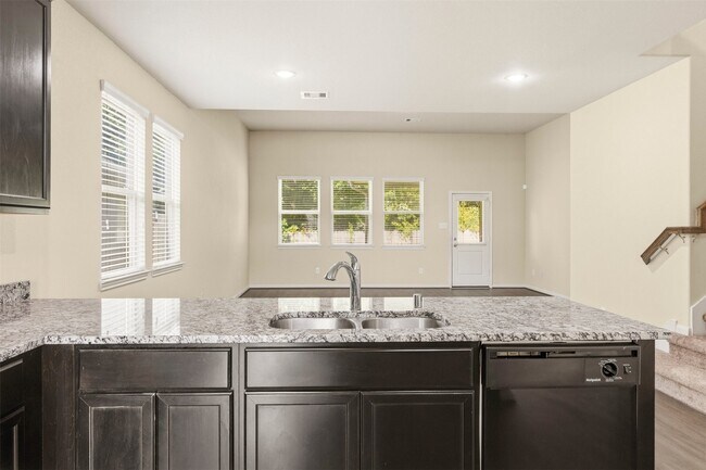 Foto del edificio - 6131 Carpenters Cove Ln