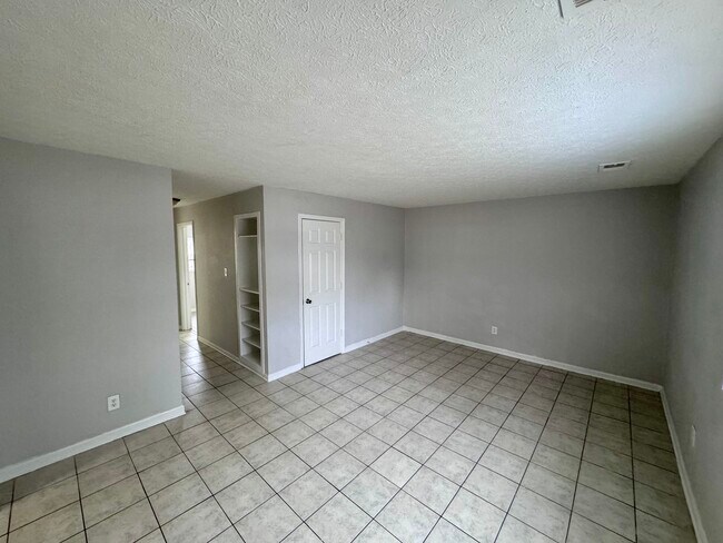 Building Photo - 6136 Nimitz -2 Bed/1 Bath Duplex - Recentl...
