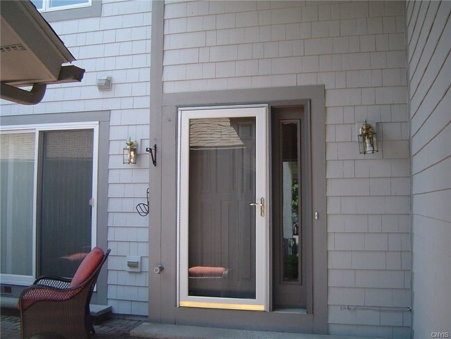 Building Photo - 348 Summerhaven Dr N
