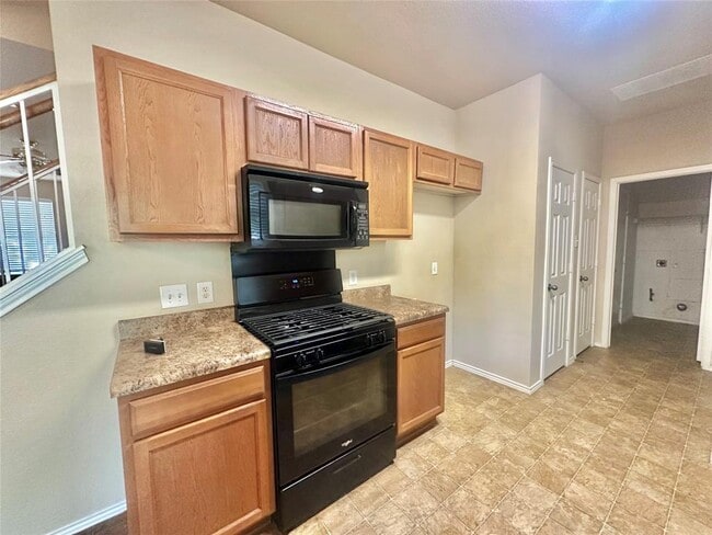 Foto del edificio - 2624 Haselwood Ln