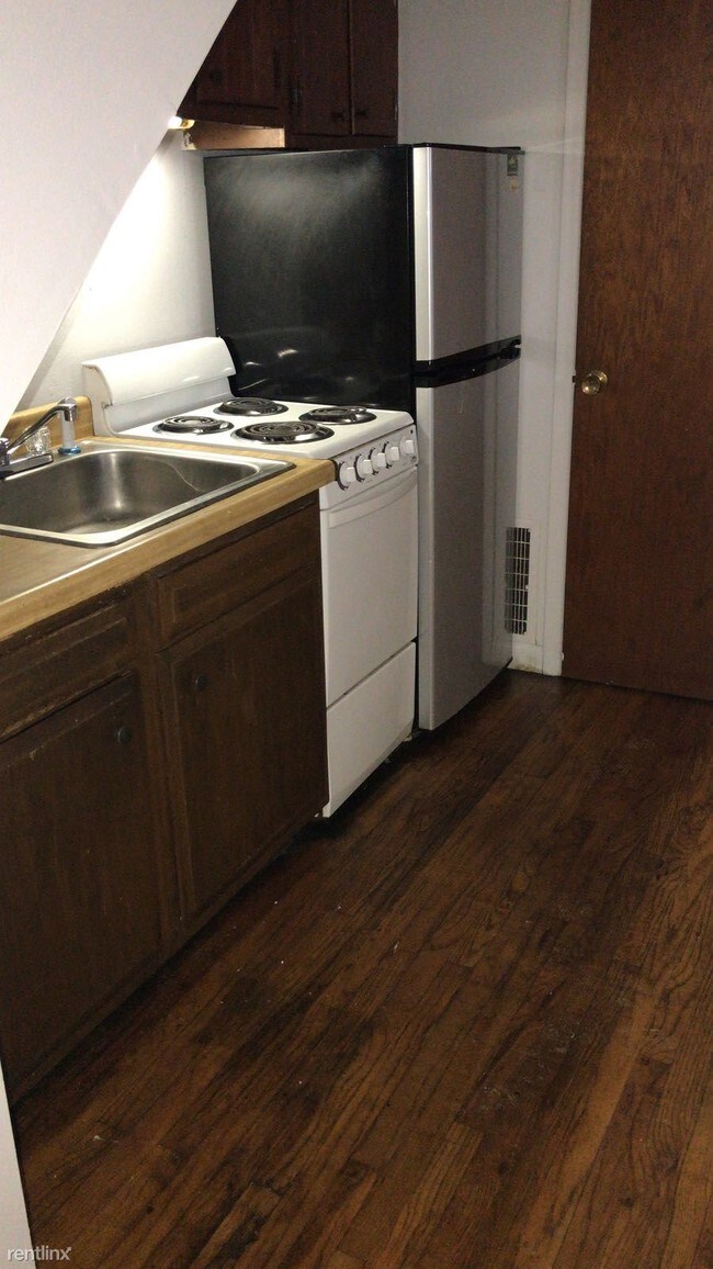 Foto del edificio - 1 br, 1 bath  - 244 Sherman Ave Unit B