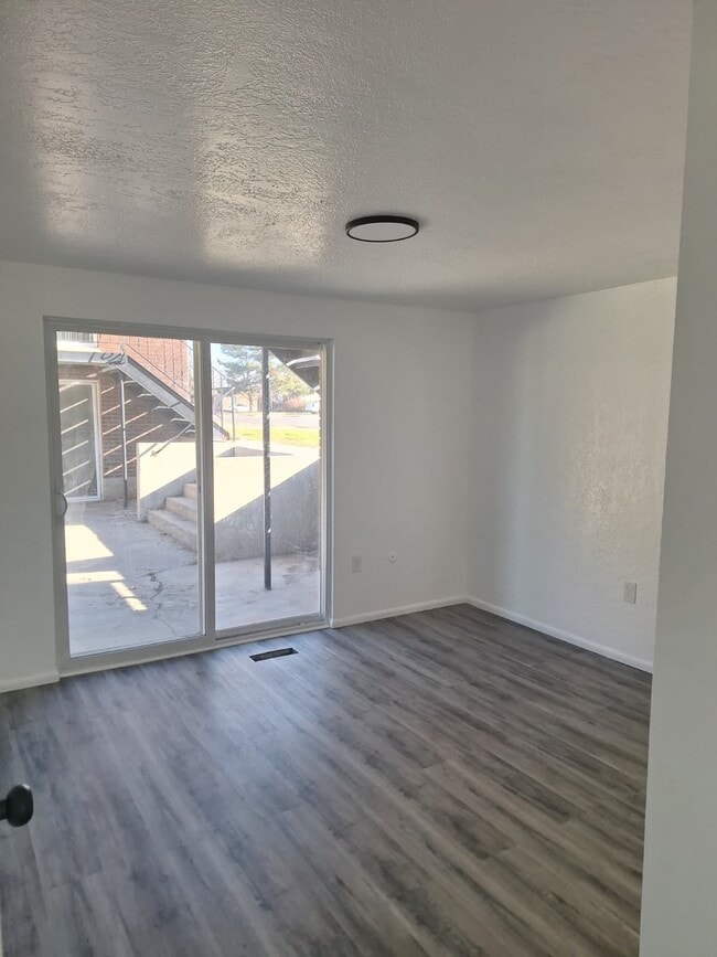 Foto del edificio - Roy 4-plex 2014