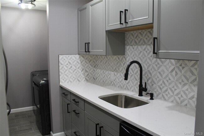 Foto del edificio - 276 Temple Hill Rd