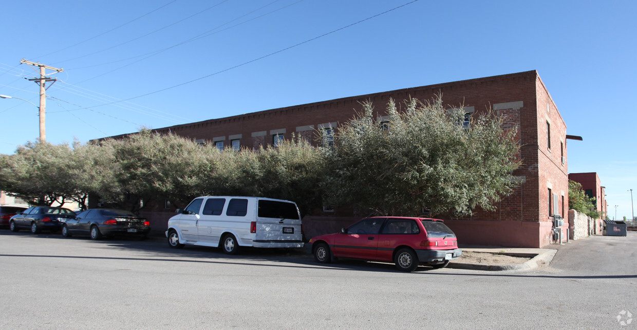 Building Photo - 901 Chihuahua St