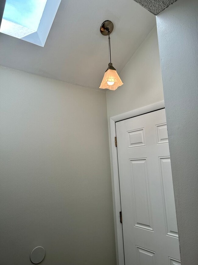 Building Photo - Updated townhome in Heritage Village