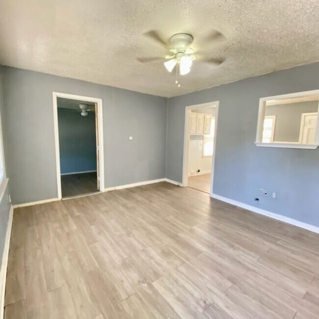 Foto del edificio - Handyman Special $0 First Month's Rent / “You fix, you SAVE BIG!!” Contact Mayshell for details: ...