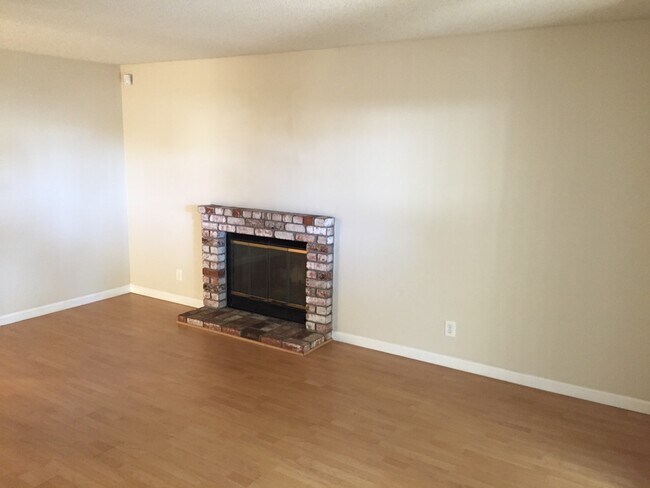 Building Photo - Spacious 3 bedroom condo with hardwood flo...