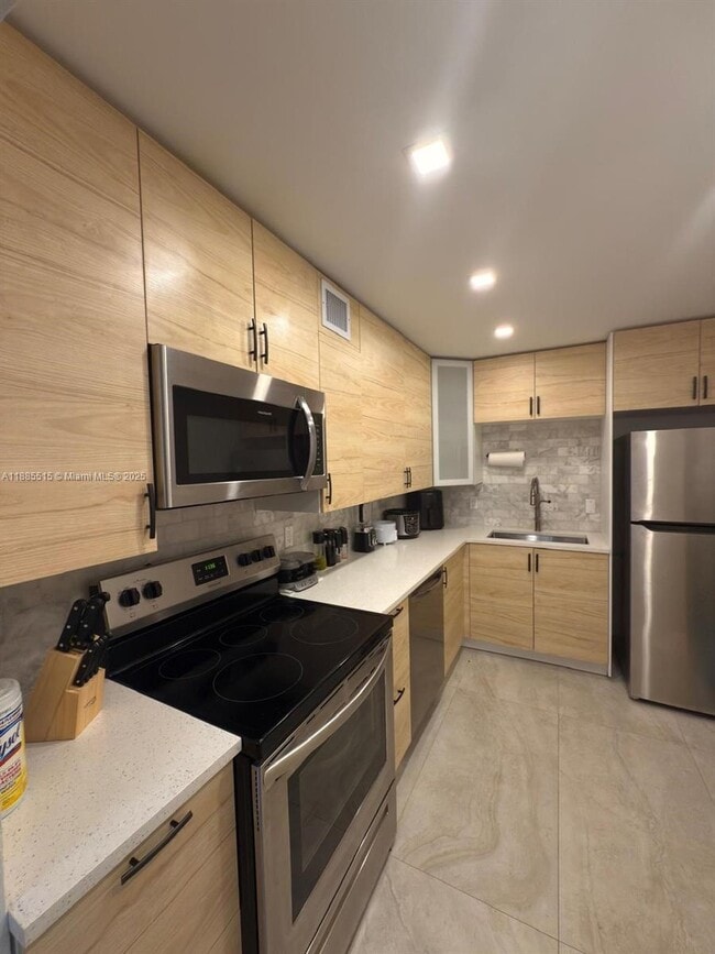 Foto del edificio - 3113 S Ocean Dr