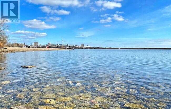 Photo du bâtiment - 1928 Lake Shore Blvd W