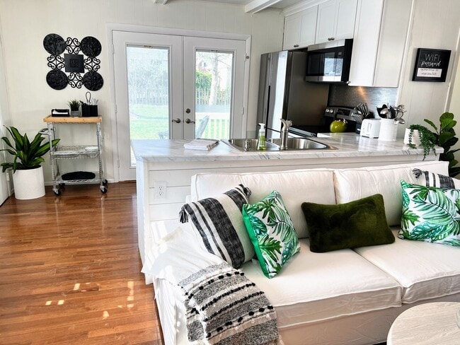 Photo - Sparkling Highlands 2 King 1.5 BA close to 264, hospitals, downtown Apartment