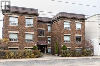 Building Photo - 922-922 Bathurst St