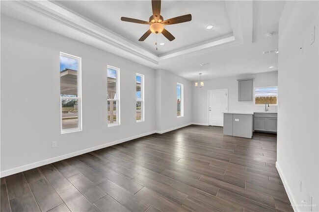 Foto del edificio - 33 Medina Drive Service Rd