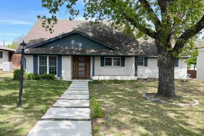 Building Photo - 306 W Lookout Dr