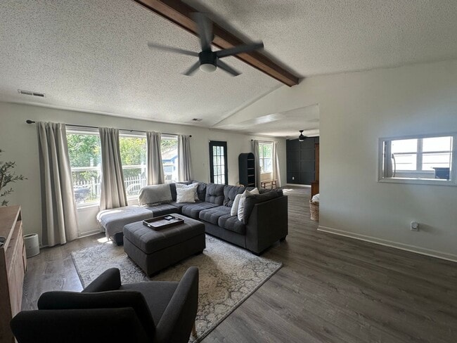 Building Photo - 3BR / 2BA with Garage Close to Dam Neck in...