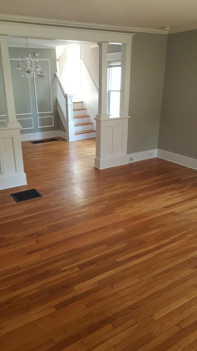 Building Photo - Huge 3 bedroom 1 bath duplex for rent.