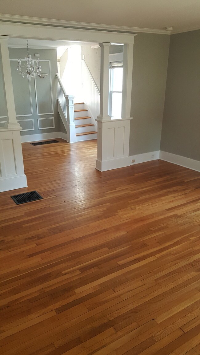 Foto del edificio - Huge 3 bedroom 1 bath duplex for rent.