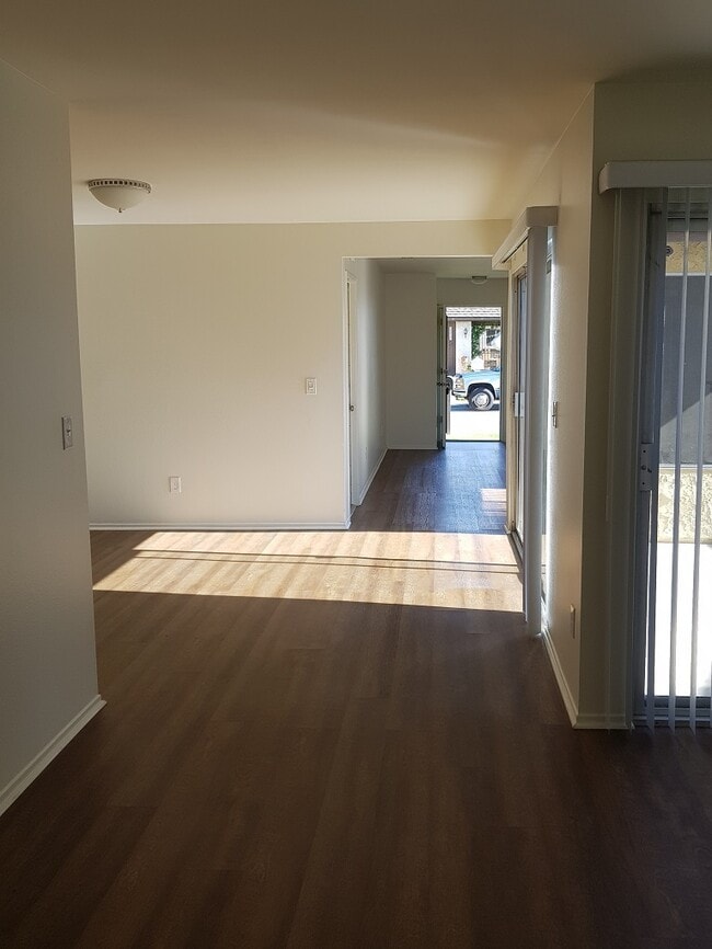 Building Photo - Victoria Village 3+2 Patio Home w/ 2-car g...