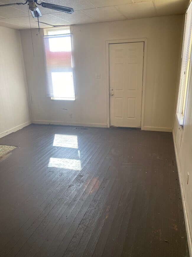 Sala de estar hacia la puerta principal - 362 E Markison Ave