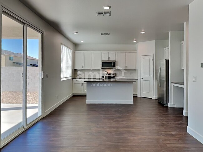 Foto del edificio - 17129 W Golden Ln