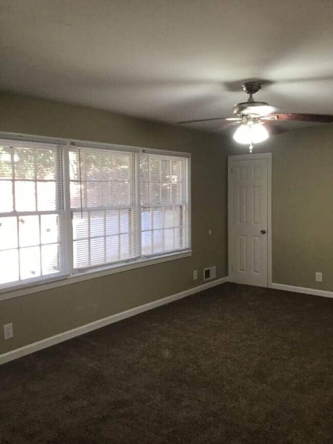 Building Photo - Newly Remodeled Smart Home. Self-Tour Today!