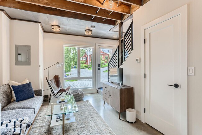 Building Photo - Unique DADU with heated floors, AC, design...
