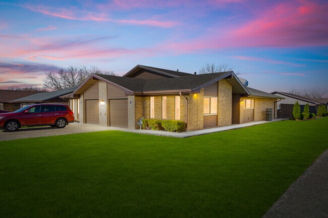 Duplex Exterior Crepúsculo - Parkview Estates