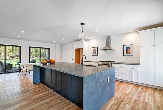 Foto del edificio - 3125 Wood Valley Rd NW