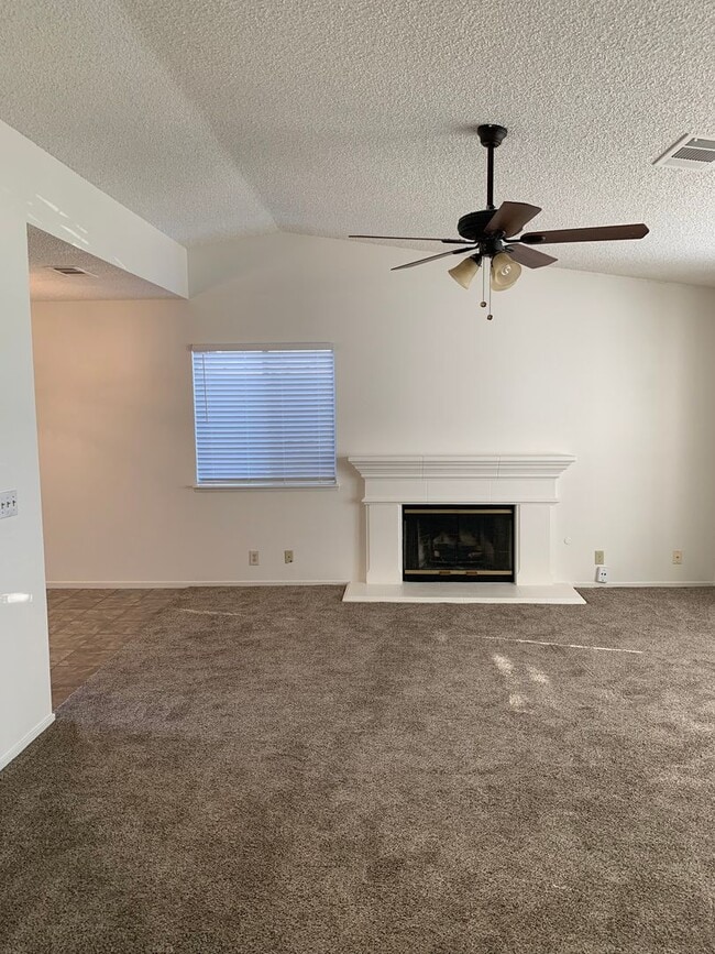 Building Photo - 3 Bedroom 2 Bath Home