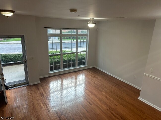 Building Photo - 606 Hero Way