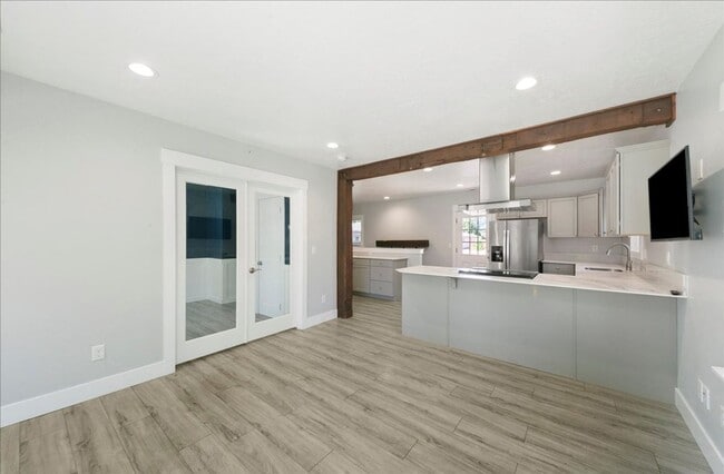 Building Photo - Bright, Spacious Home in Prime Southeast B...