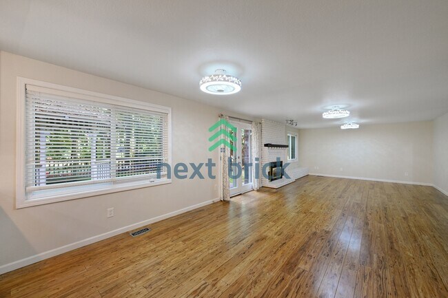 Foto del edificio - Spacious 5-Bedroom Haven with 3 Full Baths in Redmond – Your Dream Home Awaits!