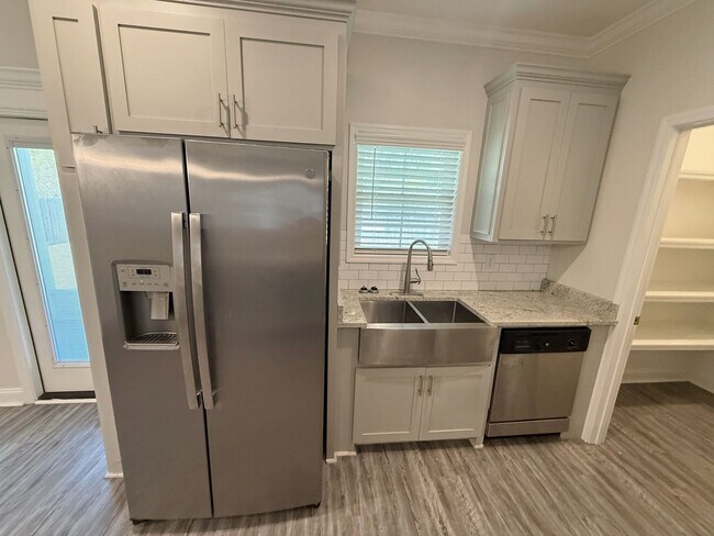 Foto del edificio - Stylish 4-Bedroom Home with Screened Porch...