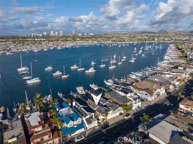 Foto del edificio - 1128 E Balboa Blvd