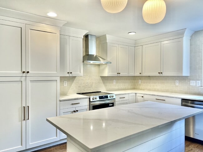Foto del edificio - LUXURIOUS LANSDOWNE RETREAT!