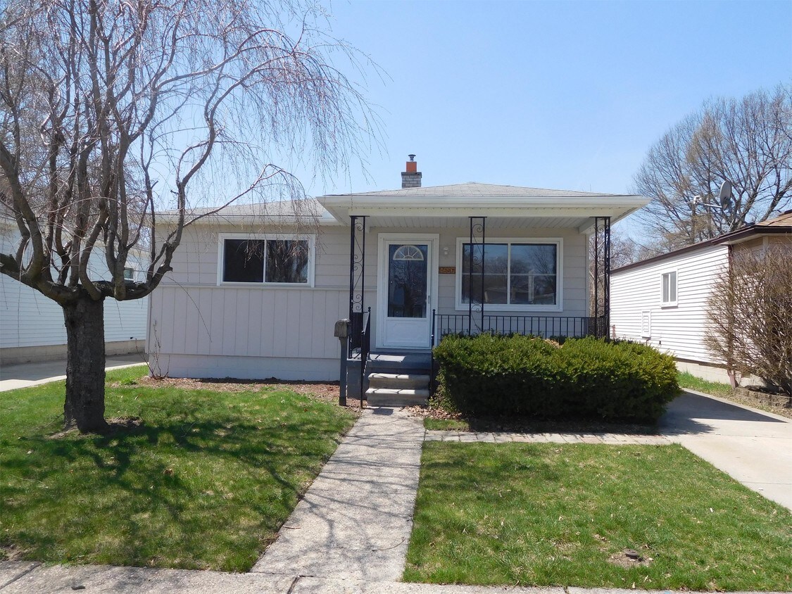 Primary Photo - 4656 Detroit St