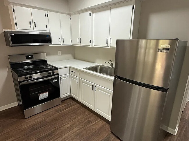 Building Photo - 1304 Silver St - Newly Renovated