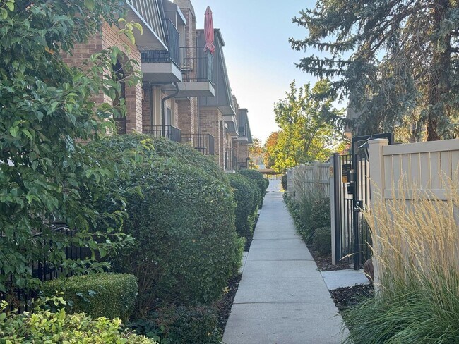 Foto del edificio - 4872 S Highland Cir