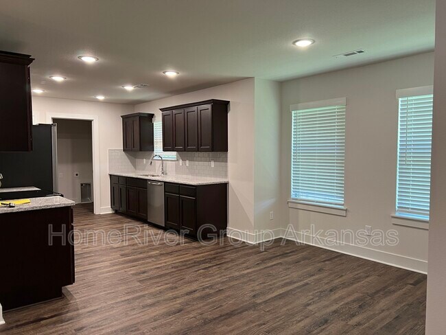 Building Photo - 401 Love Ct