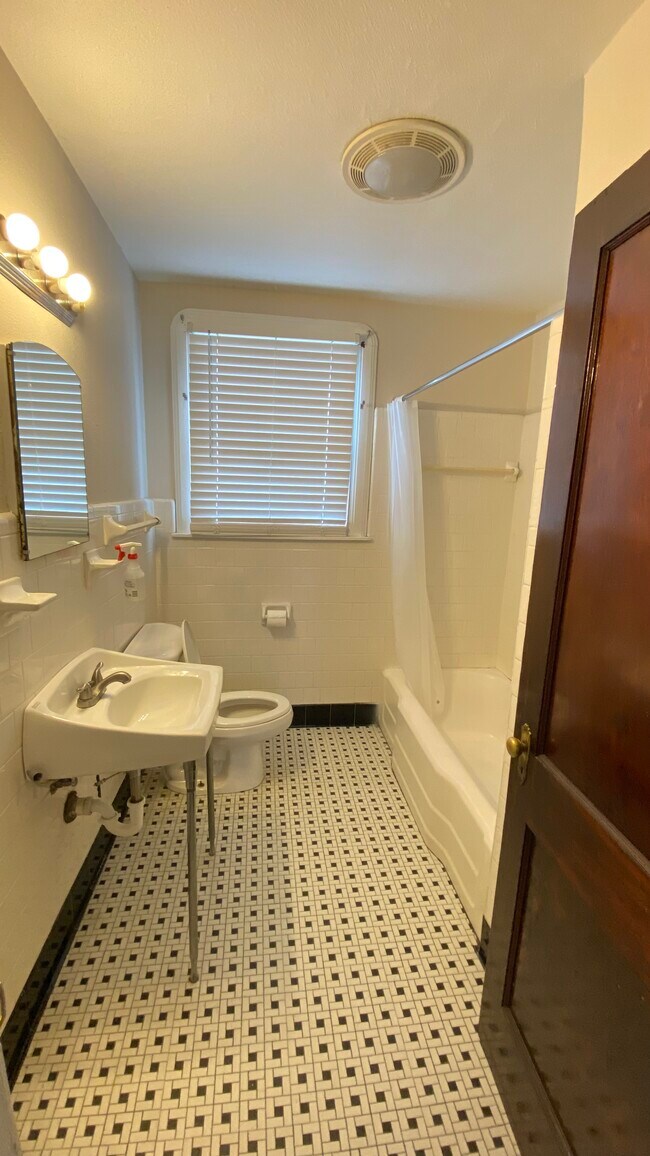 Baño - 1513 Hancock St