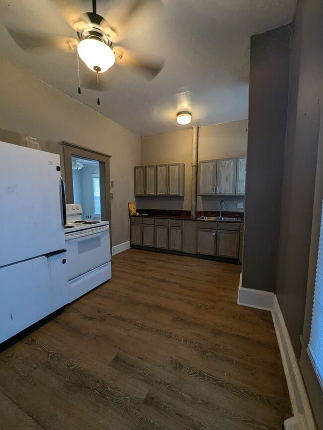 Building Photo - 413 S Broadway St