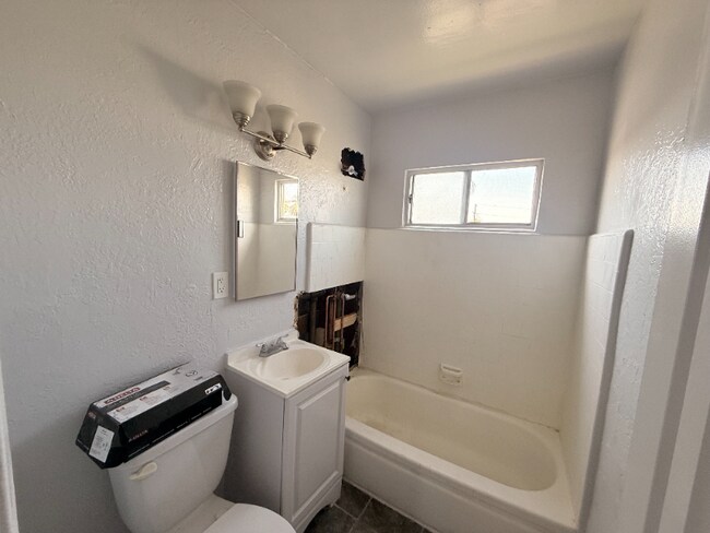 Building Photo - 1156 W 39th St