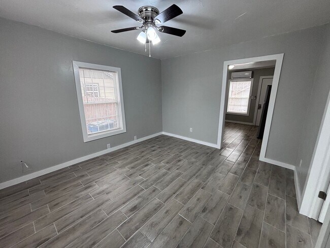 Foto del edificio - Remodeled 2 bedroom, 1 bathroom house with fenced yard and garage