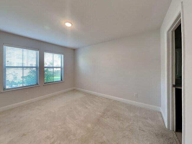 Foto del edificio - Your Dream 3-Story Home Awaits with $500 O...