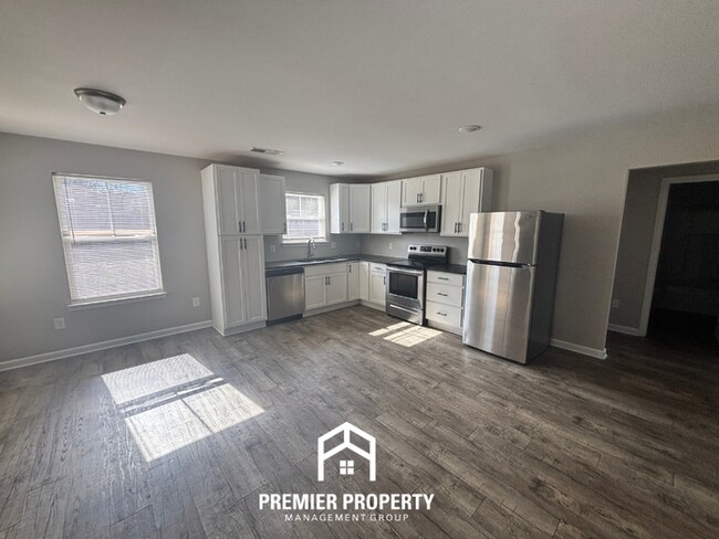 Foto del edificio - Charming 3BR Home Near Birmingham w/ Hardwood Floors & Fenced Backyard