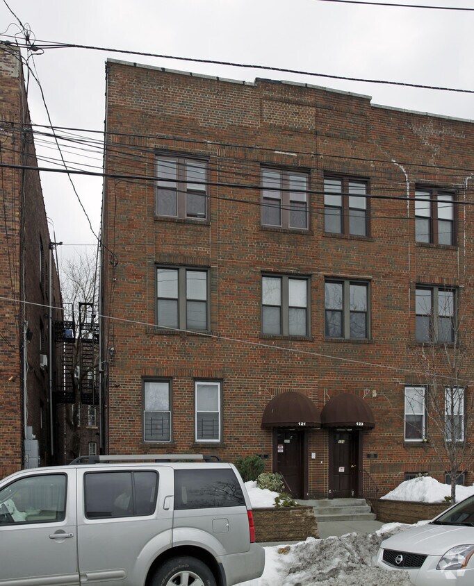 Primary Photo - 121-123 Roosevelt Ave