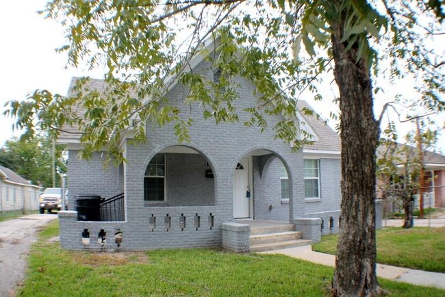 Building Photo - 1908 Alta Vista St