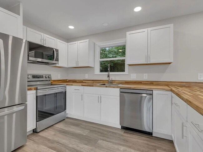 Photo - Newly Renovated 3 Bedroom in Woodbine House